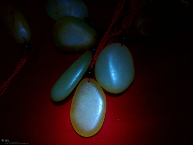 和田路边老回民卖的石头