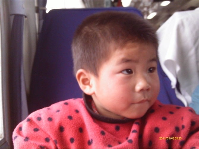 弟弟三岁时，去河源的火车上