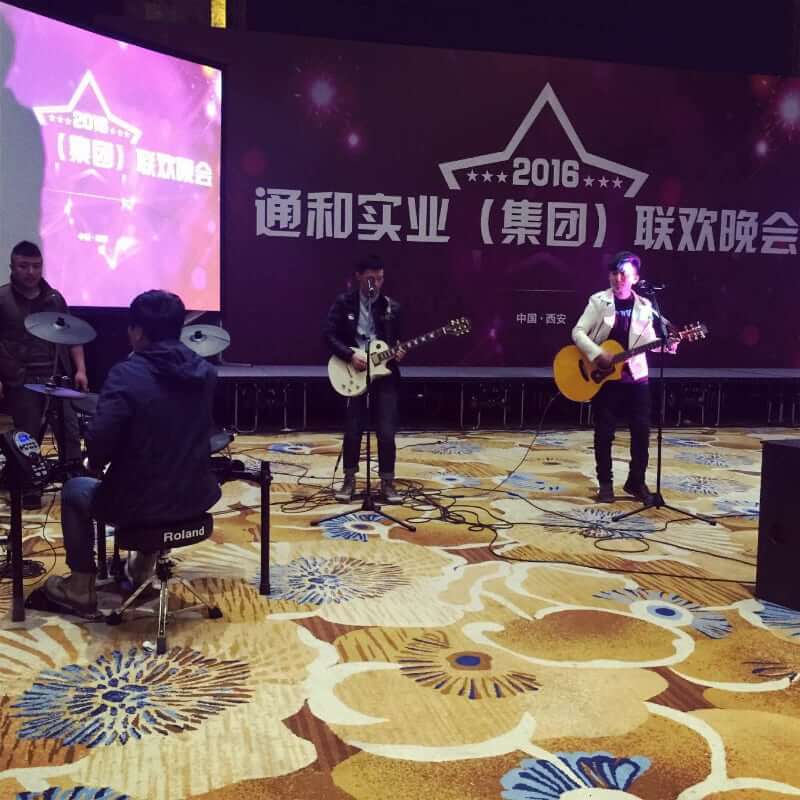 第一家公司我们组了个小乐队