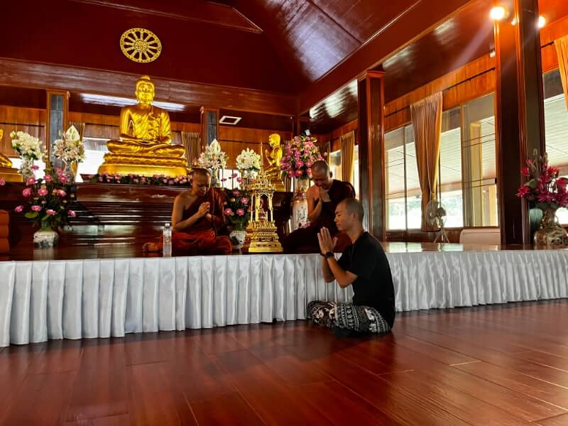 释迦牟尼、泰僧、殊同、我，在经堂